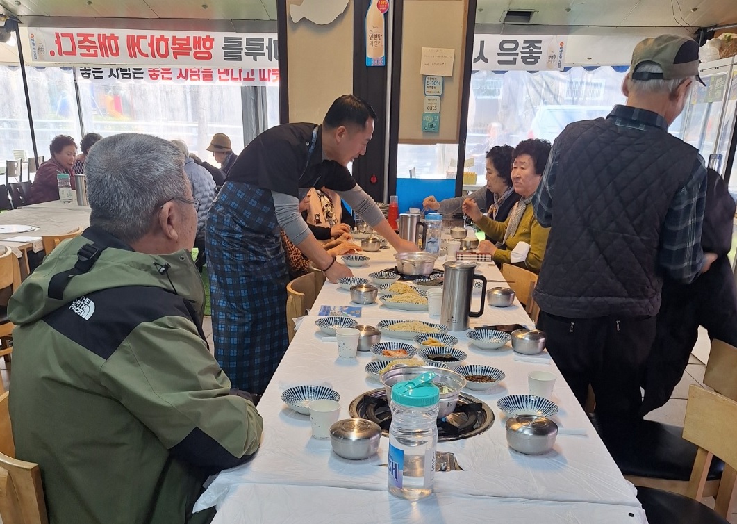 연수구 옥련동 정동진횟집은 3월부터 매주 월요일 지역 어르신들에게 따뜻한 점심을 대접한다